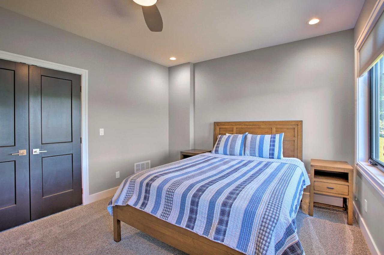 Waterfront Silver Lake Home With Private 40 Dock! ทราเวิร์สซิตี้ ภายนอก รูปภาพ